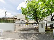 横浜市立富岡中学校　400m　徒歩6分。部活などで帰りが遅くなっても安心の距離です。 