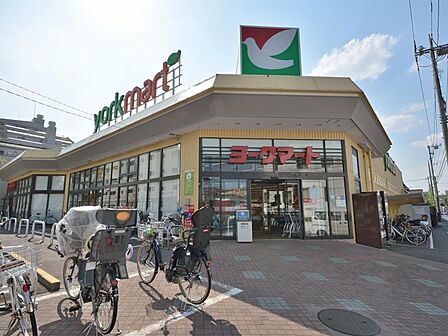 ヨークマート大倉山店 450m 首都圏を中心に展開するセブンアンドアイグループが展開する食品スーパー。毎日の「食」を彩ります。