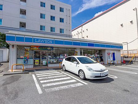 ローソン港北大豆戸町店 300m 近くにあるとちょっとした買い物にも便利ですね。