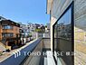 バルコニー：太陽の恵みをたっぷりと受けて、洗濯物も気持ちよく干せそうです。