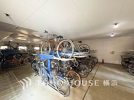 屋内式の駐輪スペースは、雨風から大事な愛車を守ってくれます。