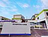 周辺：岩崎学園附属磯子幼稚園　1000m　きちんとした教育をしてくれる幼稚園と評判です。放課後の課外授業も充実しています。 