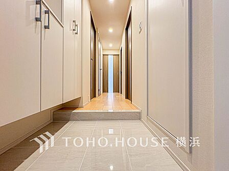 上質感漂う玄関と廊下。居住者の帰り、訪れる方を優しく迎えてくれます。