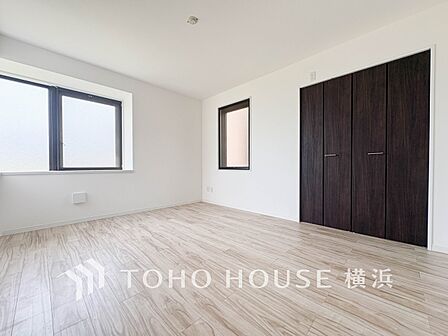 一日の疲れをいやしてくれる寝室。時を忘れて過ごす場所として過ごせるお部屋。