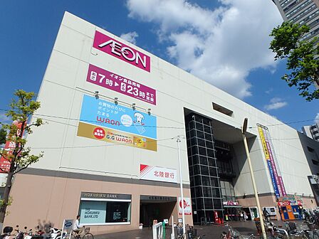 イオンスタイル東神奈川 650m 食品フロアは朝早くから夜遅くまで営業。夜遅い時間の帰宅の時にも利用できるのが嬉しいですね。