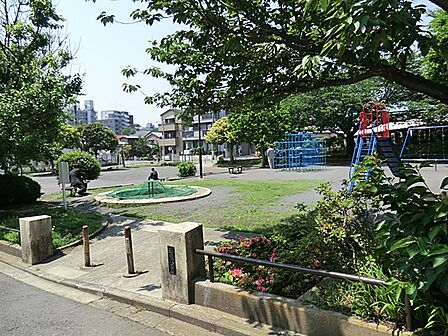 白楽公園 300m 滑り台、ブランコ、お砂場、ジャングルジムなどがある公園。