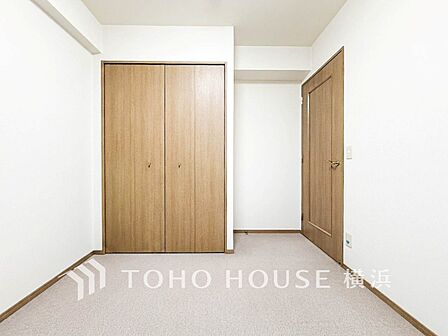 一日の疲れをいやしてくれる寝室。時を忘れて過ごす場所として過ごせるお部屋。