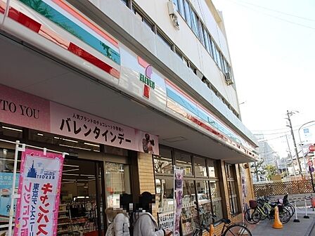 セブンイレブン横浜六浦駅前店　350m　オリジナルブランド商品やホットスナック・コーヒーも人気です。 
