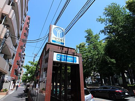 横浜市営地下鉄ブルーライン「阪東橋」駅 1040m 横浜駅までの所要時間は9分。駅近くには活気のあるよこはまばし商店街があります。