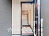 室内：上質感漂う玄関と廊下。居住者の帰り、訪れる方を優しく迎えてくれます。