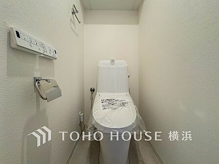 清潔感溢れるトイレ。落ち着いた空間で安らぎのひとときをお過ごしいただけます。
