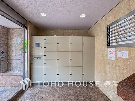 普段留守がちなご家族にも安心な宅配ボックスを完備。再配達を頼む手間を省ける嬉しい設備です。