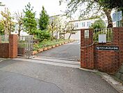 横浜市立南が丘中学校　700m　徒歩10分。部活などで帰りが遅くなっても安心の距離です。 