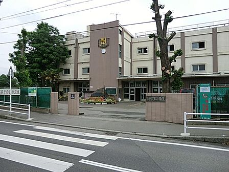 大和市立大和中学校 270m 徒歩4分。部活などで帰りが遅くなっても安心の距離です。