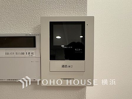 誰が来てもわかる様にモニター付きインターホンを設置。快適と安らぎを合わせた優しい設計。 