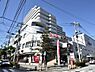 周辺：プララSUGITA　1100m　杉田駅直結のショッピングプラザ。東急ストアをはじめ、約60のお店やクリニック、施設が入っています。 