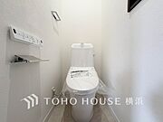 清潔感溢れるトイレ。落ち着いた空間で安らぎのひとときをお過ごしいただけます。