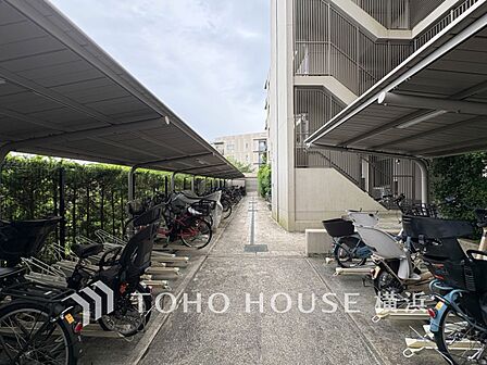 屋根付きの駐輪スペースは、雨風から大事な愛車を守ってくれます。