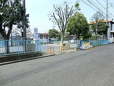 羽沢長谷第二公園　550m　子供に目が行き届く広さの明るい公園です。 