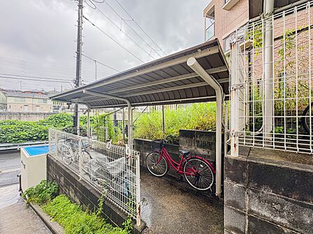 屋根付きの駐輪スペースは、雨風から大事な愛車を守ってくれます。