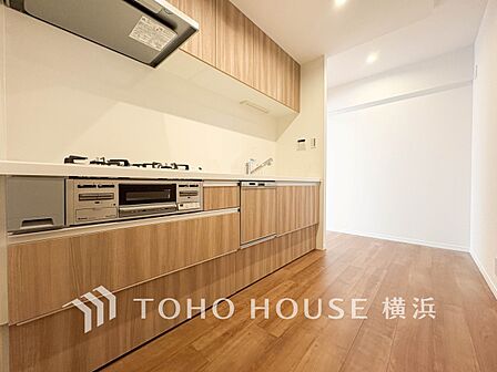 機能性とデザイン性を兼ね備えたシステムキッチン。リビングとの一体感も考慮され、美しい空間が実現。