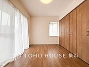 一日の疲れをいやしてくれる寝室。時を忘れて過ごす場所として過ごせるお部屋。