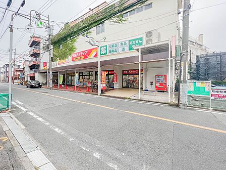 ツルハドラッグ鶴見市場店 350m お馴染みのチェーン展開するドラッグストア。徒歩約3分の距離はとても便利です。