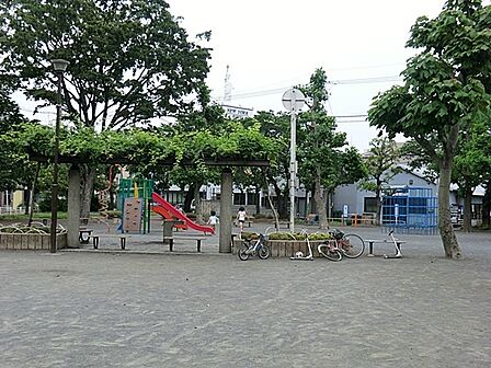 市場公園 170m 閑静な住宅街の中の緑に囲まれた公園。カラフルな複合遊具などお子様が楽しめる遊具などがあります。