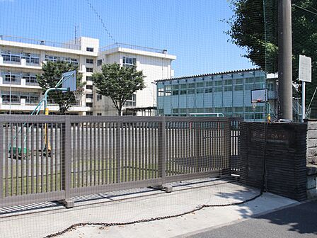 横浜市立平安小学校 900m 徒歩12分。小学校が近いのは子育てファミリーにもおすすめのポイントです。