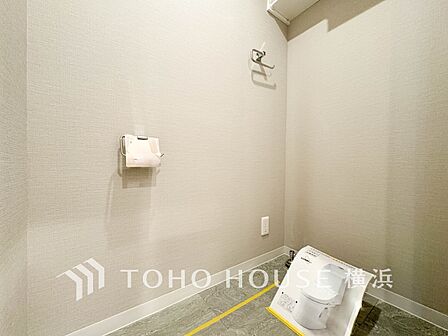 換気と明るさに配慮した、清潔感溢れるトイレ。落ち着いた空間で安らぎのひとときをお過ごしいただけます。