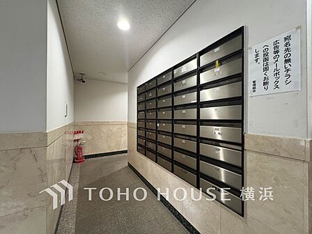 郵便物はこちらからお取りいただけます。共用部分も機能的な上、デザインが統一されています。