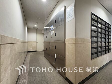 普段留守がちなご家族にも安心な宅配ボックスを完備。再配達を頼む手間を省ける嬉しい設備です。