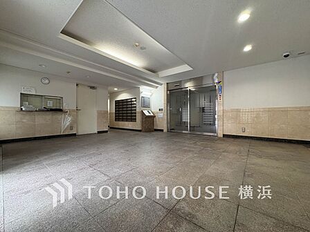 住まう誇らしさと安心感を演出する落ち着いた雰囲気のエントランス。