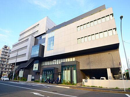 横浜市南区役所 400m お引越し後の申請や手続きなど、ご利用されることも多い区役所。月~金曜日の8時45分~17時開庁。