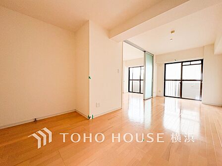 豊かな光が照らすこの場所は、たわいもない会話を楽しみ、ゆったりとした時間を過ごす場所。