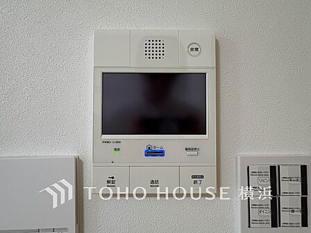 誰が来てもわかる様にモニター付きインターホンを設置。快適と安らぎを合わせた優しい設計。
