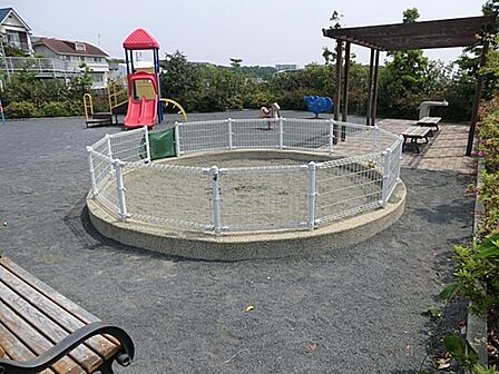 森四丁目第五公園 220m 住宅とマンションの間に位置する雰囲気が優れた公園。