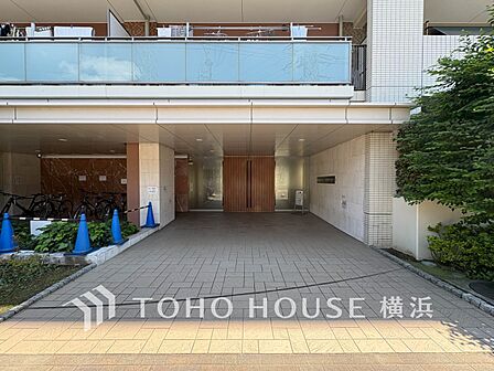 デザイン性の高いエントランスは、住む方のプライドを満たすクオリティ。