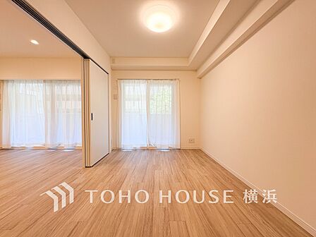 一日の疲れをいやしてくれる寝室。時を忘れて過ごす場所として過ごせるお部屋。