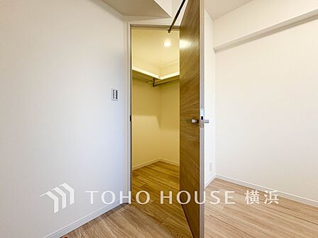 季節物の衣類もスッキリ収納できるウォークインクロゼット。