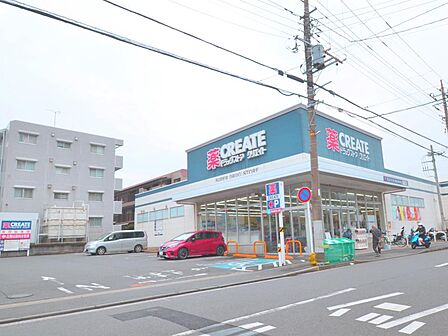 クリエイトエス・ディー港北日吉本町店 400m お薬や日用品はもちろん、冷蔵食品・冷凍食品・精肉・お酒などをお手ごろ価格で取り揃える頼もしいお店。