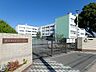 周辺：横浜市立東汲沢小学校　800m　徒歩10分。小学校が近いのは子育てファミリーにもおすすめのポイント。 