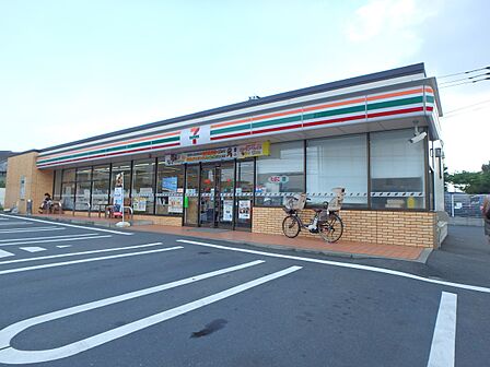 セブン-イレブン 横浜綱島東2丁目店 350m 近くにあるとちょっとした買い物にも便利ですね。