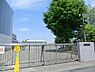 周辺：川崎市立高津小学校　500m　徒歩7分。小学校が近いのは子育てファミリーにもおすすめのポイント。 