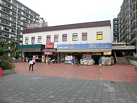 東急ストア根岸店 850m JR根岸線「根岸」駅前にある便利なスーパー。100円ショップやHACが併設しており、お買い物に便利。