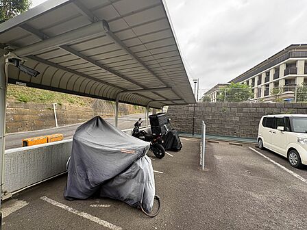 バイク置き場も完備してます。