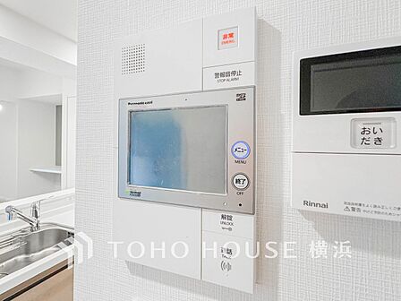 誰が来てもわかる様にモニター付きインターホンを設置。快適と安らぎを合わせた優しい設計。
