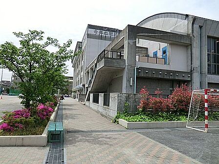 川崎市立今井中学校　860m　徒歩11分。部活などで帰りが遅くなっても安心の距離感です。 