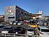 周辺：フォルテ横浜川和町　750m　スーパーのベルクを中心に、マツモトキヨシ、無印良品、Seria等が入る便利なショッピングセンター。 