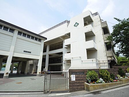 横浜市立森中学校　1100m　徒歩14分。部活などで帰りが遅くなっても安心の距離感です。 